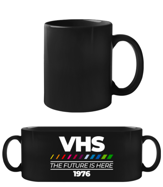 VHS The Future Is Here - Schwarze Tasse - Schwarz - Vorne